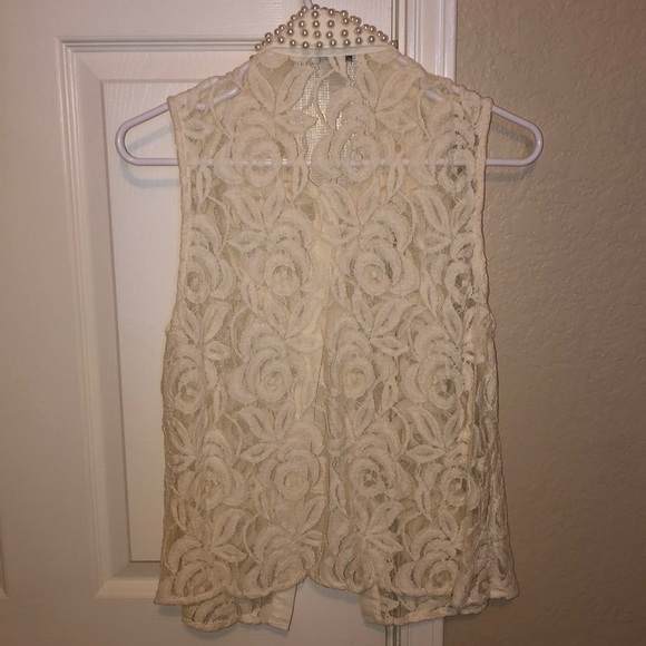 Off white lace sleeveless top & pearl collar - Picture 2 of 5